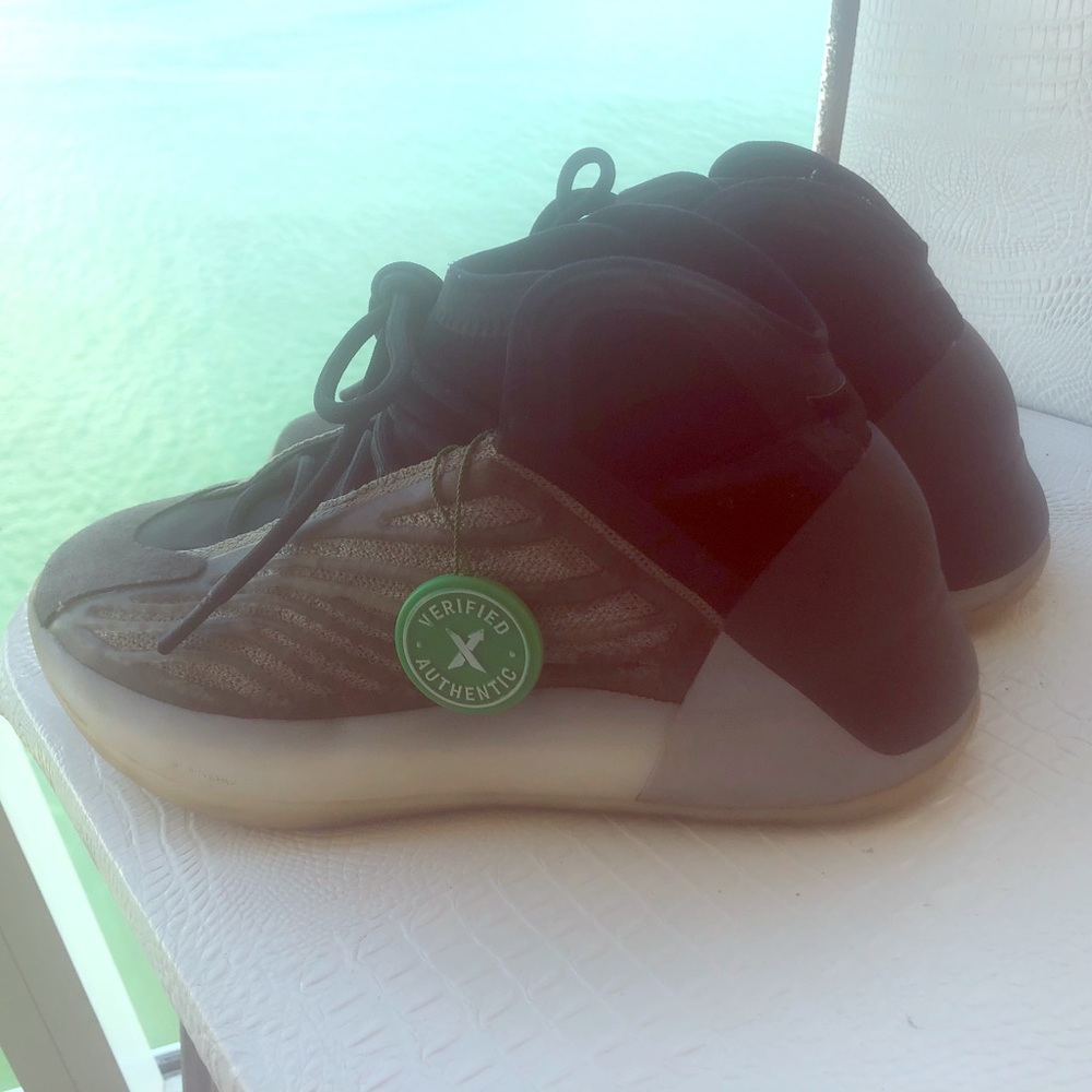 Yeezy  Quantum basketball Grey